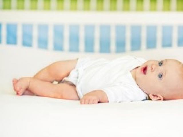 Как приучить ребенка самостоятельно засыпать и мирно спать в своей кроватке: советы психологов и доктора Комаровского